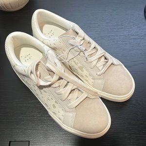 🔴A new day sneakers NWT with gold splatter paint print